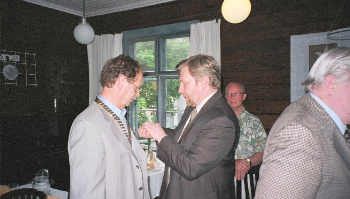 Presidentinketjujen vaihto Maireassa 25.6.2003.