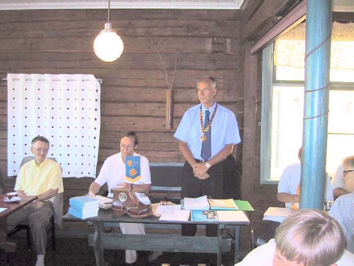 Presidentti avaa kauden 2004-2005 ensimmisen kokouksen. 1.sihteeri Ilari Myllyvirta kirjaa runsaan lsnolijoiden joukon. 