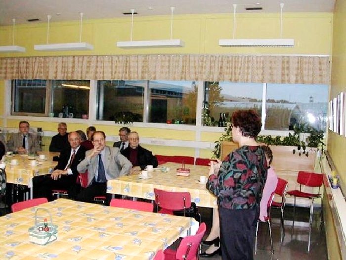 Yritysvierailu mielenterveyskuntoutujien Klubitalolla 1.10.2003. Talosta kertomassa toiminnanjohtaja Marja Nevalainen. 